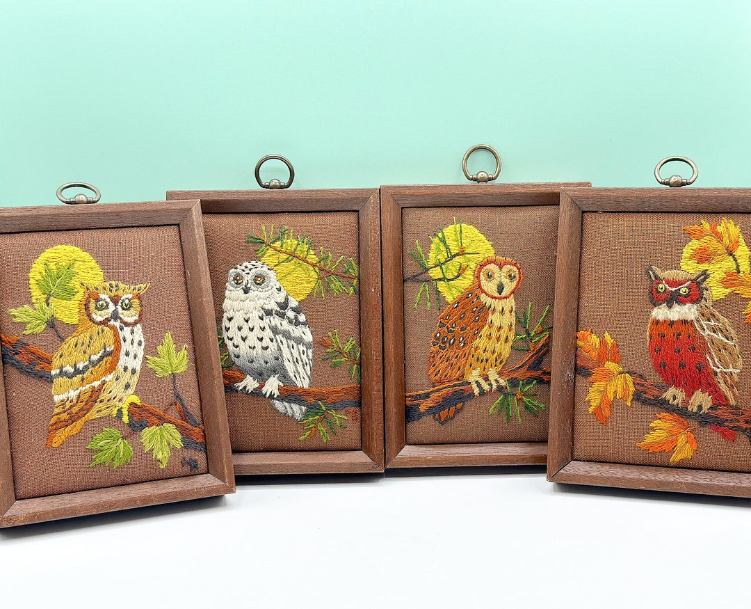 Broderie Crewel Vintage Finie - Chouettes Sages Dans Un Arbre Fleuri - Occasion