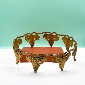 Vintage-Blumenständer aus massivem Messing, großer verzierter Pflanzenhalter, verzierte Trauben- und Blattdetails für die Pflanzenlagerung