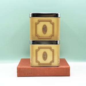 Vintage retro blikken busset uit de jaren 70 voor koffie en thee, retro gele keukenset met bus