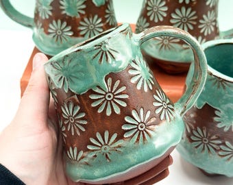Vintage handgemachte glasierte Keramik Daisy Tassen mit einzigartigen Basen, signierte Keramik, blaugrüne Tassen, Keramiktassen, Cottagecore, Vintage Küche