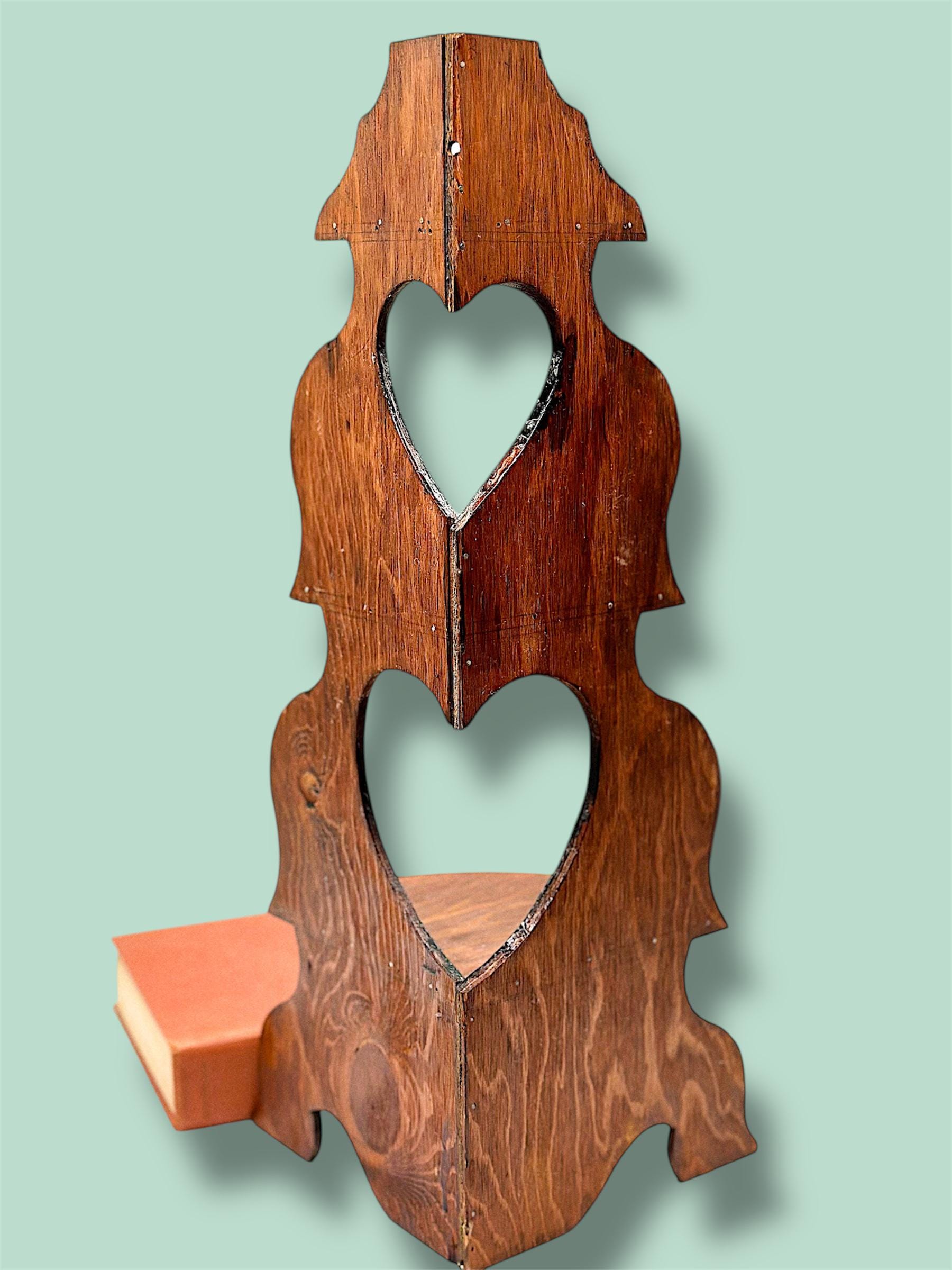 ヴィンテージハートカットアウト木製コーナーシェルフ：コテージコア