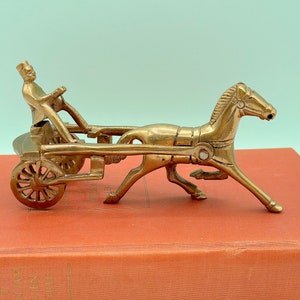 Vintage Messingfigur eines Pferdes, das einen Wagen mit Reiter mit gealterter Patina zieht