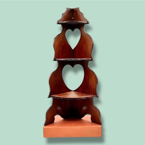 ヴィンテージハートカットアウト木製コーナーシェルフ：コテージコア