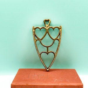 Vintage Brass Hearts Trivet, Brass Footed Trivet, Pot Holder, Farmhouse Kitchen, Heart Decor, Brass Wall Hanging