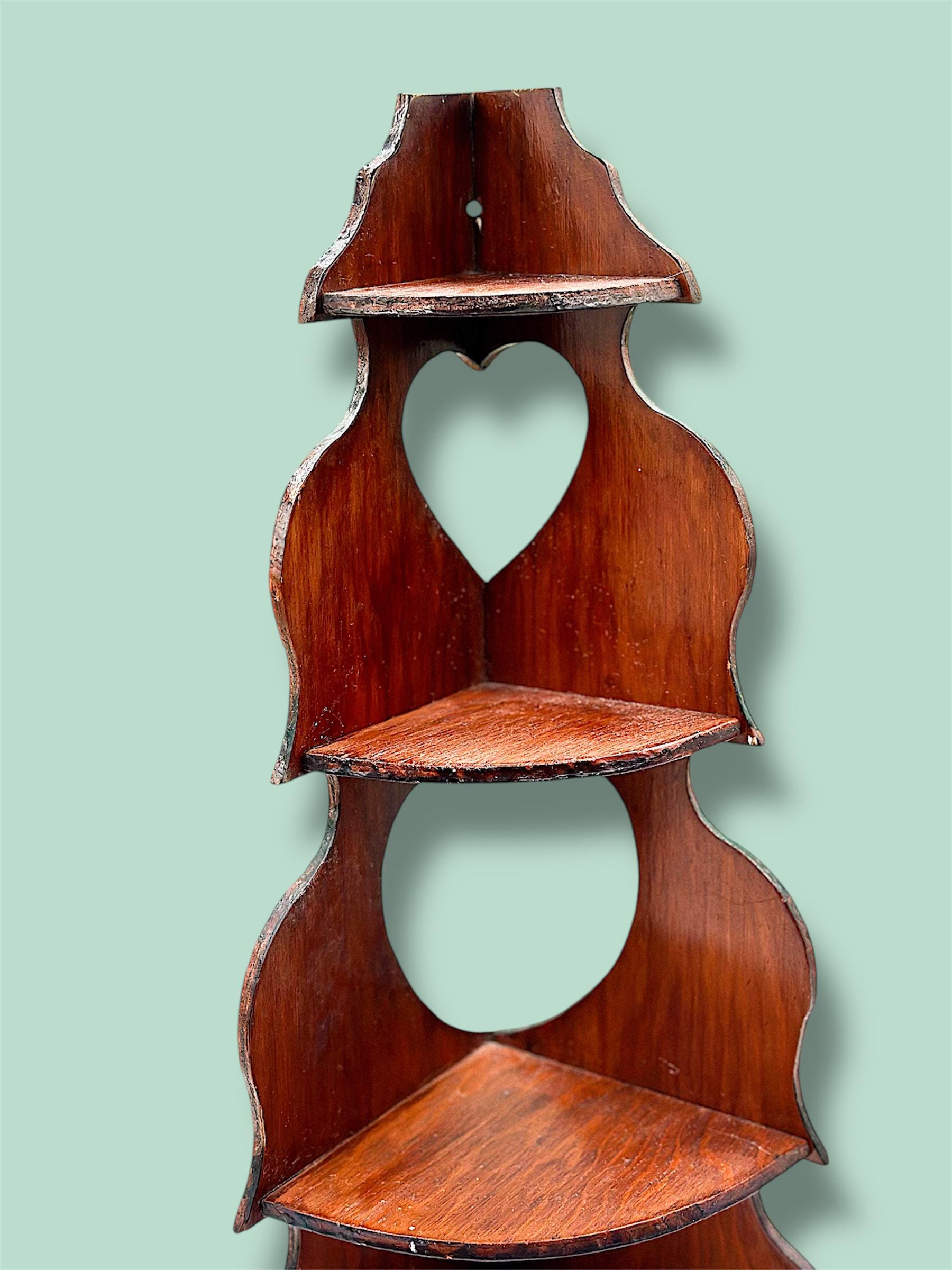 ヴィンテージハートカットアウト木製コーナーシェルフ：コテージコア