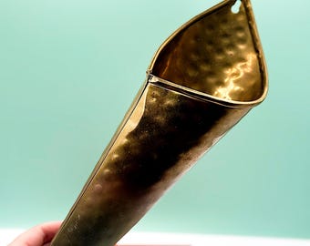 Vintage Messing Cone Wandbehang Vase, hergestellt in England, natürliche Patina, Wandkunst