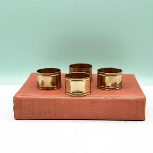 Vintage Set von 4 Geometrischen Messing Serviettenringen, Messing Dekor, Vintage Tischdekoration, Serviettenhalter, Einzigartige Tischdekoration