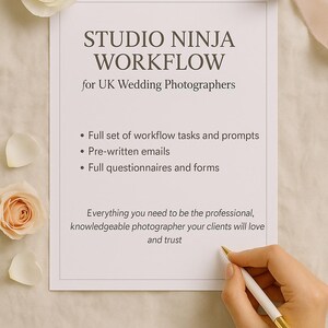 Op de afbeelding: Een wit papier met de tekst "STUDIO NINJA WORKFLOW for UK Wedding Photographers" wordt vastgehouden door een hand met een gouden pen. Het papier bevat workflowtaken, voorgeschreven e-mails en vragenlijsten. Bloemenaccenten en lint zijn op de achtergrond.
