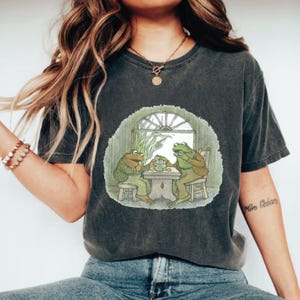 Comfort Colors® 90s Frog Shirt | Retro Vintage Graphic Tees | Cute Toad Nature Book Lovers Shirt | Oversize Cotton Washed Tee