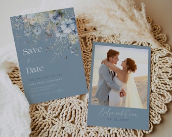 Puede incluir: Tarjetas azules de guardar la fecha con diseños florales de acuarela. La tarjeta superior dice "Save the Date" con los nombres Evelyn y Orion y la fecha sábado 28.09.20XX. La tarjeta inferior tiene una foto de una pareja y dice "Evelyn y Orion" con la fecha 28.10.20XX.