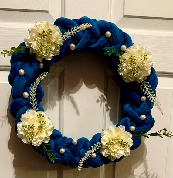 Chunky yarn crochet wreath in royal blue