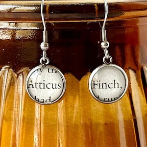 Pendientes colgantes de acero inoxidable con la página del libro de Atticus Finch &quot;Matar a un ruiseñor&quot;