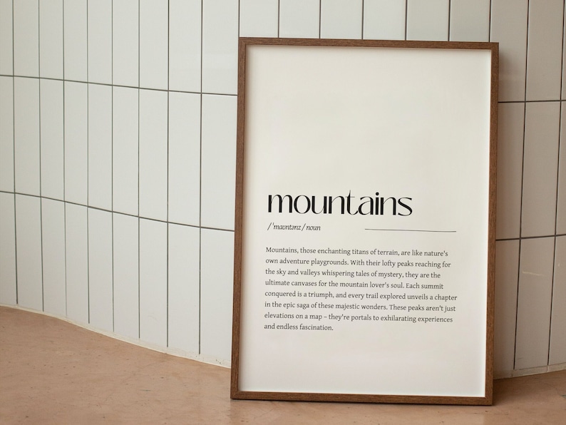 Puede incluir: Una impresi&oacute;n enmarcada con un dise&ntilde;o en blanco y negro. La impresi&oacute;n presenta la palabra "mountains" en una fuente grande, seguida de una definici&oacute;n de la palabra. La definici&oacute;n describe las monta&ntilde;as como "titanes encantadores del terreno" y "portales a experiencias emocionantes".