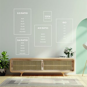Puede incluir: Una pared blanca con cuatro tablas de diferentes tama&ntilde;os para imprimir fotos. Las tablas est&aacute;n etiquetadas con diferentes proporciones y tama&ntilde;os en pulgadas. Las tablas est&aacute;n etiquetadas 2:3 Ratio, 3:4 Ratio, 4:5 Ratio, y 11x14 Inches. Debajo de las tablas hay un soporte de TV de madera con un frente de rat&aacute;n tejido. Una pared verde est&aacute; a la derecha del soporte de TV. Un jarr&oacute;n blanco con flores blancas est&aacute; en la pared verde.