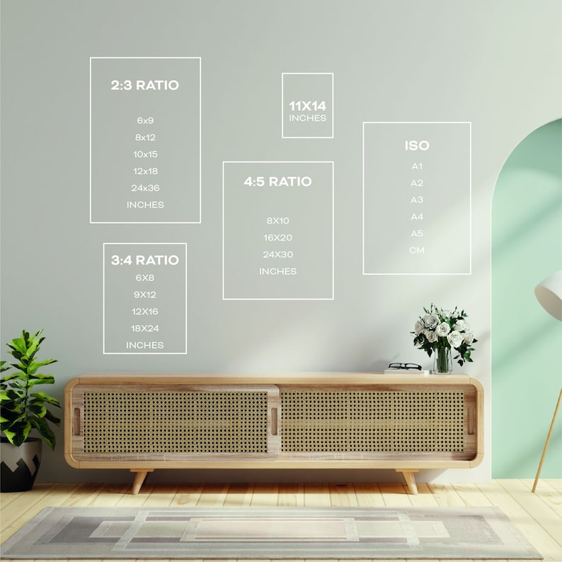 Puede incluir: Una pared blanca con cuatro tablas de diferentes tama&ntilde;os para imprimir fotos. Las tablas est&aacute;n etiquetadas con diferentes proporciones y tama&ntilde;os en pulgadas. Las tablas est&aacute;n etiquetadas 2:3 Ratio, 3:4 Ratio, 4:5 Ratio, y 11x14 Inches. Debajo de las tablas hay un soporte de TV de madera con un frente de rat&aacute;n tejido. Una pared verde est&aacute; a la derecha del soporte de TV. Un jarr&oacute;n blanco con flores blancas est&aacute; en la pared verde.
