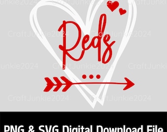 Può includere: Progettazione grafica rossa e bianca con la parola "Reds" a forma di cuore con una freccia che punta a destra. Il design è perfetto per una squadra sportiva o un fan.