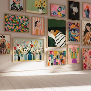 Op de afbeelding: Een galeriewand met 18 ingelijste prints met kleurrijke illustraties van bloemen, mensen en abstracte ontwerpen. De prints zijn in een rasterpatroon op een lichtgrijze muur gerangschikt.