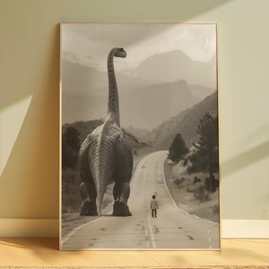 Może przedstawiać: Czarno-białe zdjęcie dużego dinozaura idącego drogą. Mała osoba idzie w oddali za dinozaurem.