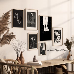 Puede incluir: Una colecci&oacute;n de seis ilustraciones enmarcadas en blanco y negro en una pared blanca. Las ilustraciones incluyen un dibujo de l&iacute;nea de una cara, un p&aacute;jaro, un par de piernas, una cara de mujer, una pareja y una persona sentada. La pared est&aacute; decorada con una planta en maceta y una peque&ntilde;a estatua de madera.