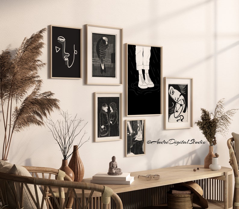 Puede incluir: Una colecci&oacute;n de seis ilustraciones enmarcadas en blanco y negro en una pared blanca. Las ilustraciones incluyen un dibujo de l&iacute;nea de una cara, un p&aacute;jaro, un par de piernas, una cara de mujer, una pareja y una persona sentada. La pared est&aacute; decorada con una planta en maceta y una peque&ntilde;a estatua de madera.