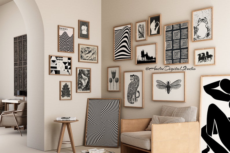 Puede incluir: Una pared de galer&iacute;a con impresiones de arte abstracto en blanco y negro, que incluyen formas geom&eacute;tricas, ilustraciones de animales y una figura humana estilizada. Las impresiones est&aacute;n enmarcadas en madera natural y dispuestas en un estilo moderno y ecl&eacute;ctico.