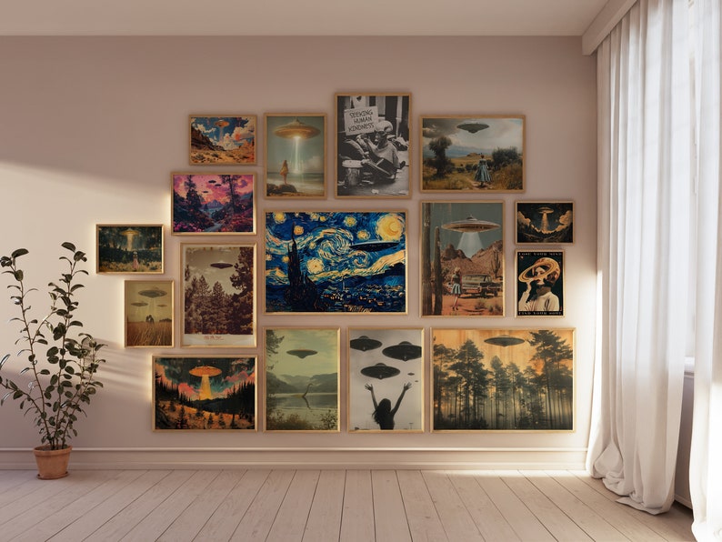 K&ouml;nnte beinhalten: Eine Wandgalerie mit einer Sammlung gerahmter Drucke zum Thema UFOs. Die Drucke zeigen verschiedene Szenen mit UFOs, darunter einen sternenklaren Nachthimmel, einen Wald und eine W&uuml;stenlandschaft. Der Text auf einem der Drucke lautet "Seeking Human Contact".
