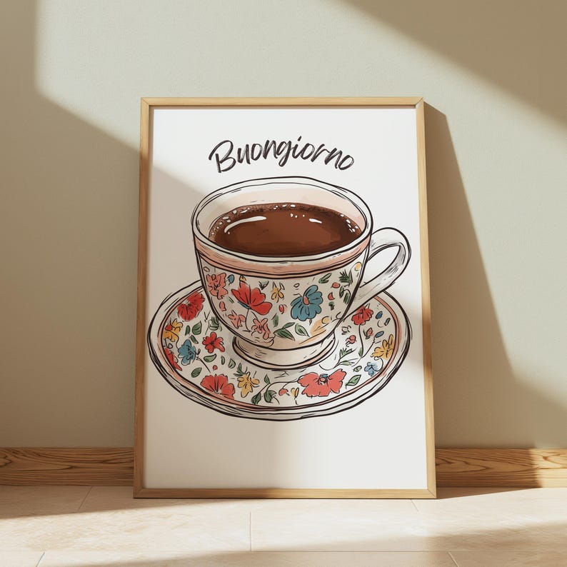 K&ouml;nnte beinhalten: Ein wei&szlig;er gerahmter Druck mit dem Text "Buongiorno" in schwarzer Schrift. Der Druck zeigt eine handgezeichnete Illustration einer Tasse und Untertasse mit einem floralen Muster. Die Tasse ist mit braunem Kaffee gef&uuml;llt.