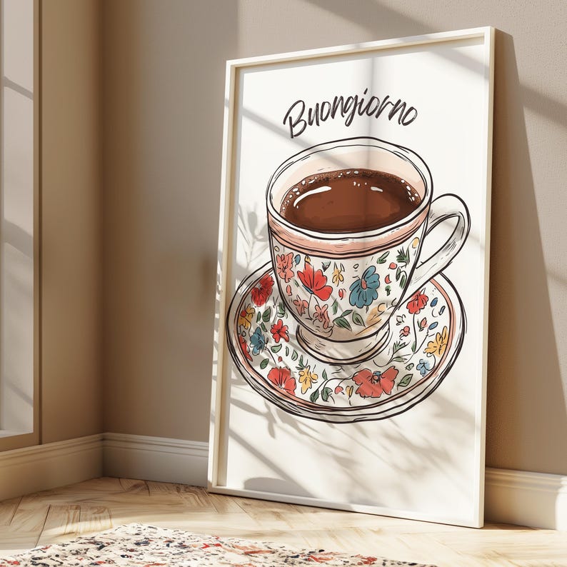 K&ouml;nnte beinhalten: Ein wei&szlig;er gerahmter Druck mit dem Text "Buongiorno" in schwarzer Schrift. Der Druck zeigt eine handgezeichnete Illustration einer Tasse und Untertasse mit einem floralen Muster. Die Tasse ist mit braunem Kaffee gef&uuml;llt.