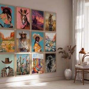 Pode incluir: Uma parede de galeria com 12 impress&otilde;es emolduradas que apresentam v&aacute;rias obras de arte com tema western. As impress&otilde;es incluem paisagens, retratos de mulheres com chap&eacute;us de cowboy e um cavalo. As impress&otilde;es s&atilde;o todas de cores e estilos diferentes.