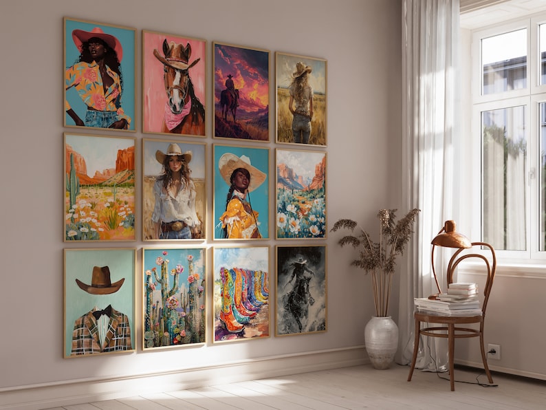 Pode incluir: Uma parede de galeria com 12 impress&otilde;es emolduradas que apresentam v&aacute;rias obras de arte com tema western. As impress&otilde;es incluem paisagens, retratos de mulheres com chap&eacute;us de cowboy e um cavalo. As impress&otilde;es s&atilde;o todas de cores e estilos diferentes.