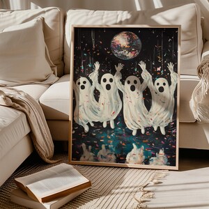 Póster de Halloween con diseño de fantasmas, bola de discoteca, decoración de pared espeluznante, impresión de moda de Halloween, póster estético imprimible para decoración de pared de Halloween imagen 2