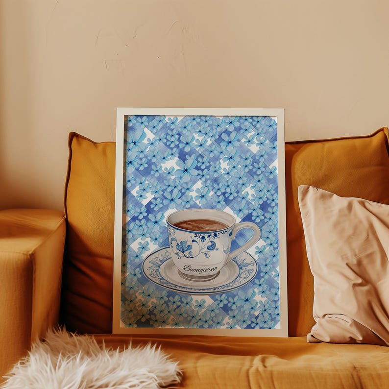 K&ouml;nnte beinhalten: Eine wei&szlig;e Teetasse mit blauen Blumenmustern und dem Wort "Buongiorno" auf der Untertasse, die auf einem blau-wei&szlig; karierten Hintergrund mit blauen Blumen steht.