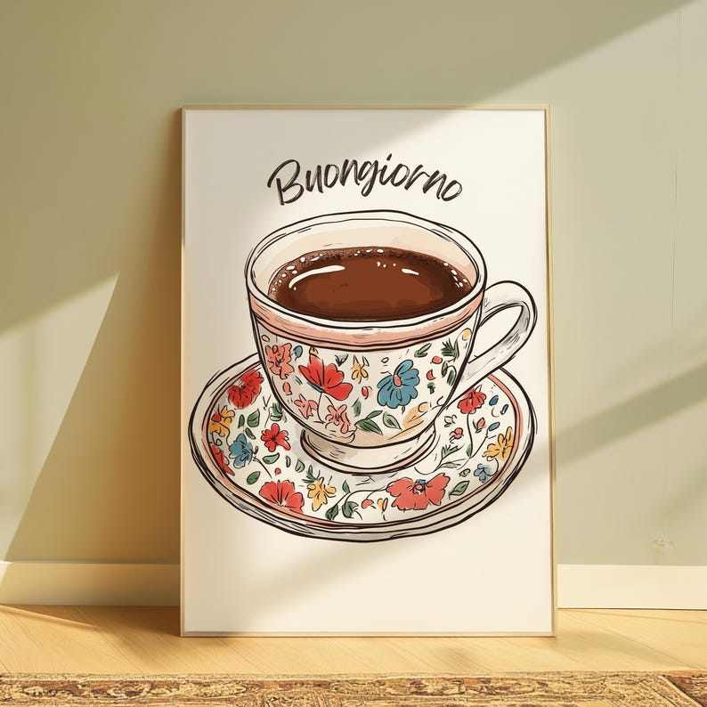 K&ouml;nnte beinhalten: Eine wei&szlig;e Kaffeetasse mit floralem Muster und Untertasse, gef&uuml;llt mit Kaffee. Der Text "Buongiorno" ist in Schwarz &uuml;ber der Tasse geschrieben.