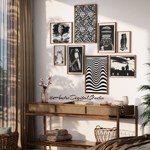Puede incluir: Una pared de galer&iacute;a en blanco y negro con varias estampas enmarcadas, que incluyen un globo aerost&aacute;tico, un p&aacute;jaro, un patr&oacute;n geom&eacute;trico y una vista de la ciudad. Las estampas est&aacute;n dispuestas en una pared blanca sobre una mesa consola de madera con una tapa de rat&aacute;n tejido y una cesta tejida.