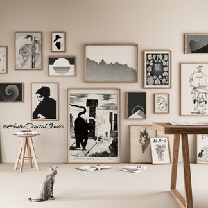 Puede incluir: Una colecci&oacute;n de impresiones enmarcadas en blanco y negro en una pared beige, con una mesa de madera y dos taburetes en primer plano. Las impresiones presentan dise&ntilde;os abstractos, formas geom&eacute;tricas e ilustraciones de animales y personas.