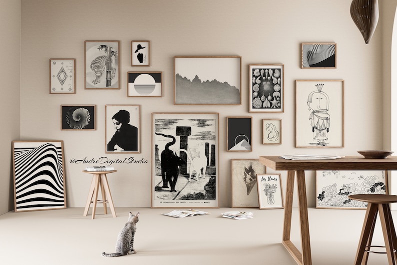 Puede incluir: Una colecci&oacute;n de impresiones enmarcadas en blanco y negro en una pared beige, con una mesa de madera y dos taburetes en primer plano. Las impresiones presentan dise&ntilde;os abstractos, formas geom&eacute;tricas e ilustraciones de animales y personas.