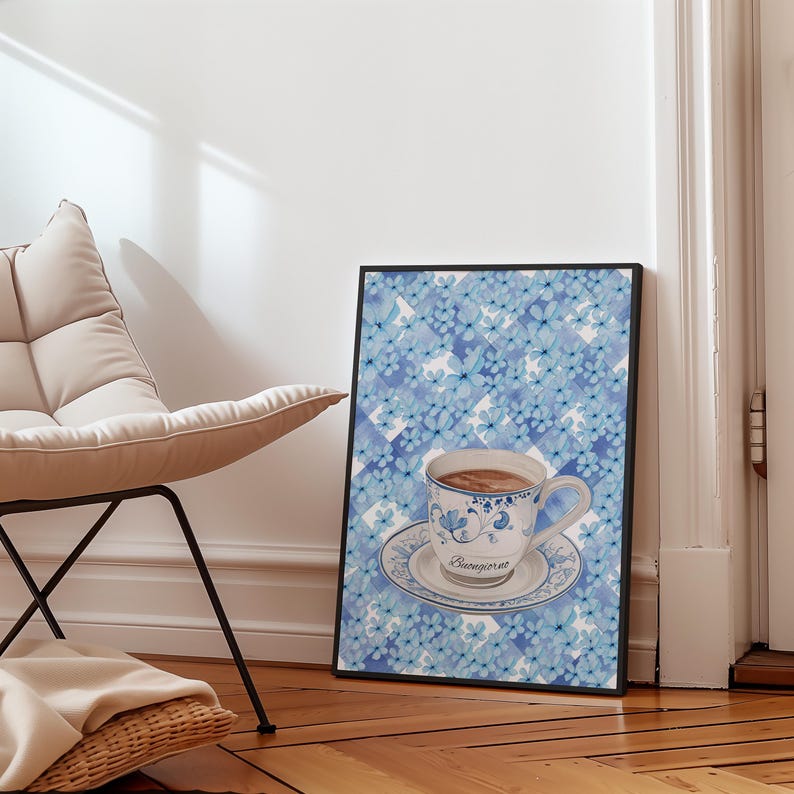 K&ouml;nnte beinhalten: Ein gerahmter Aquarelldruck einer blauen und wei&szlig;en Teetasse mit dem Wort "Buongiorno" auf der Untertasse. Der Hintergrund ist ein blaues und wei&szlig;es Blumenmuster.