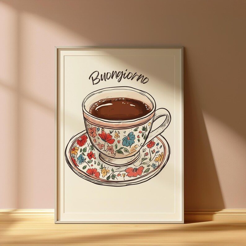 K&ouml;nnte beinhalten: Ein wei&szlig;er gerahmter Druck mit dem Text "Buongiorno" in schwarzer Schrift. Der Druck zeigt eine handgezeichnete Illustration einer Tasse Kaffee mit einem Blumenmuster auf Tasse und Untertasse.