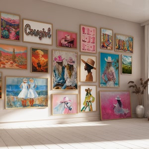 Pode incluir: Uma parede de galeria com uma variedade de obras de arte emolduradas, incluindo pinturas, ilustra&ccedil;&otilde;es e fotografias. As obras de arte apresentam um tema ocidental com imagens de cowboys, cavalos e cactos. A palavra "Cowgirl" &eacute; exibida em letras rosa e brancas em uma das molduras.