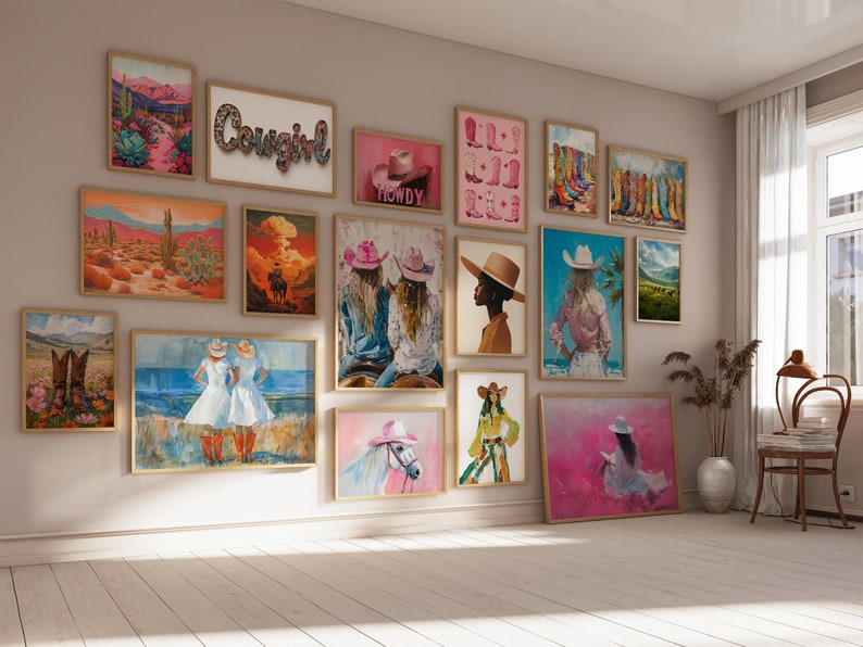 Pode incluir: Uma parede de galeria com uma variedade de obras de arte emolduradas, incluindo pinturas, ilustra&ccedil;&otilde;es e fotografias. As obras de arte apresentam um tema ocidental com imagens de cowboys, cavalos e cactos. A palavra "Cowgirl" &eacute; exibida em letras rosa e brancas em uma das molduras.