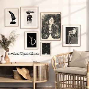 Puede incluir: Una colecci&oacute;n de seis impresiones enmarcadas en blanco y negro en una pared blanca. Las impresiones presentan varias im&aacute;genes, incluyendo una mujer con el pelo largo, una mujer sosteniendo un paraguas, una mujer de pie sobre una luna creciente y una mujer sentada en una silla. Las impresiones est&aacute;n dispuestas en una cuadr&iacute;cula.