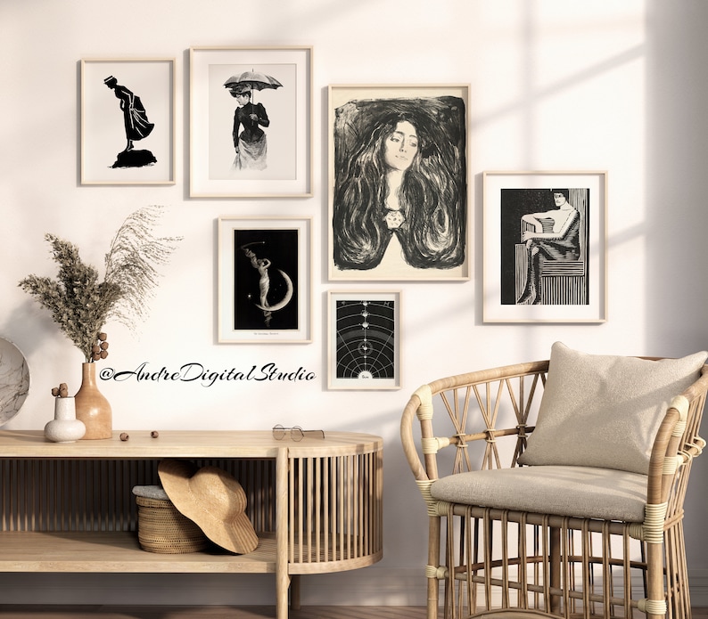 Puede incluir: Una colecci&oacute;n de seis impresiones enmarcadas en blanco y negro en una pared blanca. Las impresiones presentan varias im&aacute;genes, incluyendo una mujer con el pelo largo, una mujer sosteniendo un paraguas, una mujer de pie sobre una luna creciente y una mujer sentada en una silla. Las impresiones est&aacute;n dispuestas en una cuadr&iacute;cula.