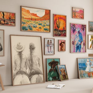 Pode incluir: Uma parede de galeria com uma variedade de obras de arte emolduradas, incluindo paisagens, retratos e designs abstratos. As obras de arte s&atilde;o exibidas em uma parede branca com molduras de madeira.