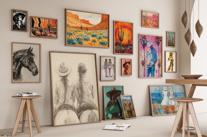 Pode incluir: Uma parede de galeria com uma variedade de obras de arte emolduradas, incluindo paisagens, retratos e designs abstratos. As obras de arte s&atilde;o exibidas em uma parede branca com molduras de madeira.