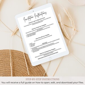 Pu&ograve; includere: Un tablet bianco mostra "Invitation Instructions" con istruzioni passo passo. Lo schermo mostra le istruzioni per Canva, tra cui l'accesso, la modifica e il download dei modelli. Il tablet &egrave; appoggiato su una superficie strutturata con elementi decorativi.