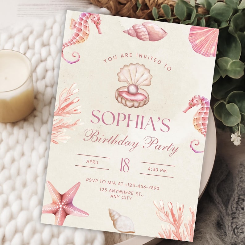 Pu&ograve; includere: Un invito di compleanno a tema conchiglie e cavallucci marini. L'invito presenta illustrazioni ad acquerello di conchiglie, cavallucci marini e coralli in tonalit&agrave; rosa e pesca. Il testo recita "Sophia's Birthday Party" con data e ora.