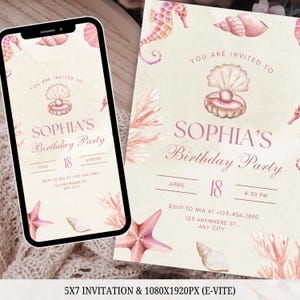 Pu&ograve; includere: Un invito di compleanno con un design a conchiglia e perla. L'invito &egrave; beige chiaro con accenti rosa e corallo, tra cui stelle marine, cavallucci marini e coralli. Il testo recita "SOPHIA'S Birthday Party" con data e ora.