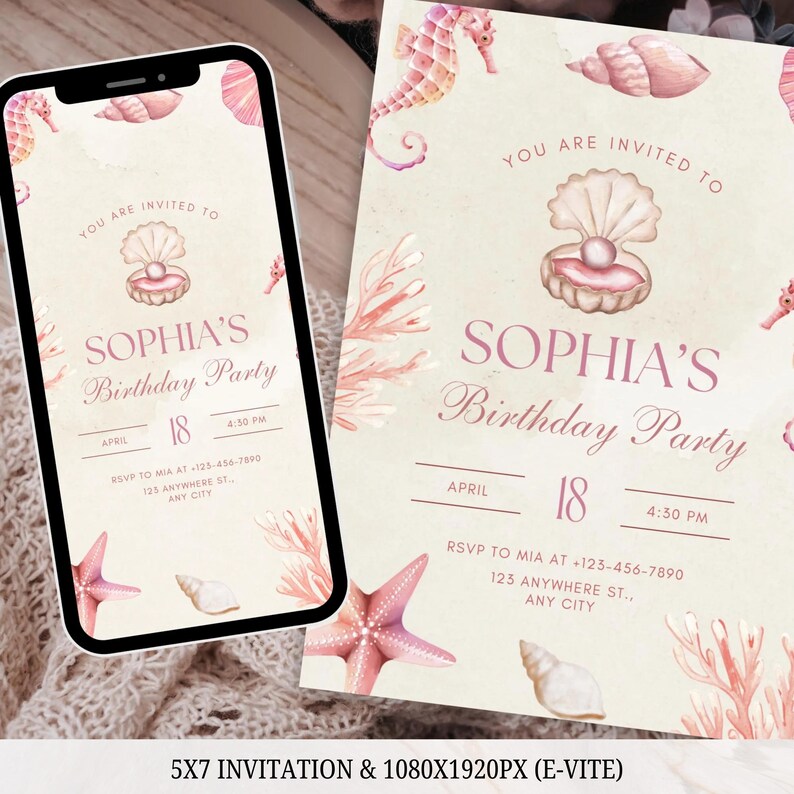 Pu&ograve; includere: Un invito di compleanno con un design a conchiglia e perla. L'invito &egrave; beige chiaro con accenti rosa e corallo, tra cui stelle marine, cavallucci marini e coralli. Il testo recita "SOPHIA'S Birthday Party" con data e ora.