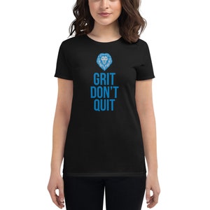 T-shirt à manches courtes coupe classique pour femmes - Detroit Lions Grit Don&#39;t Quit Apparel - Cadeau parfait pour tout fan !