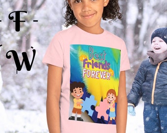 Puede incluir: Una camiseta rosa con un gráfico colorido de dos niños sosteniendo piezas de rompecabezas. El gráfico dice "Mejores amigos para siempre".